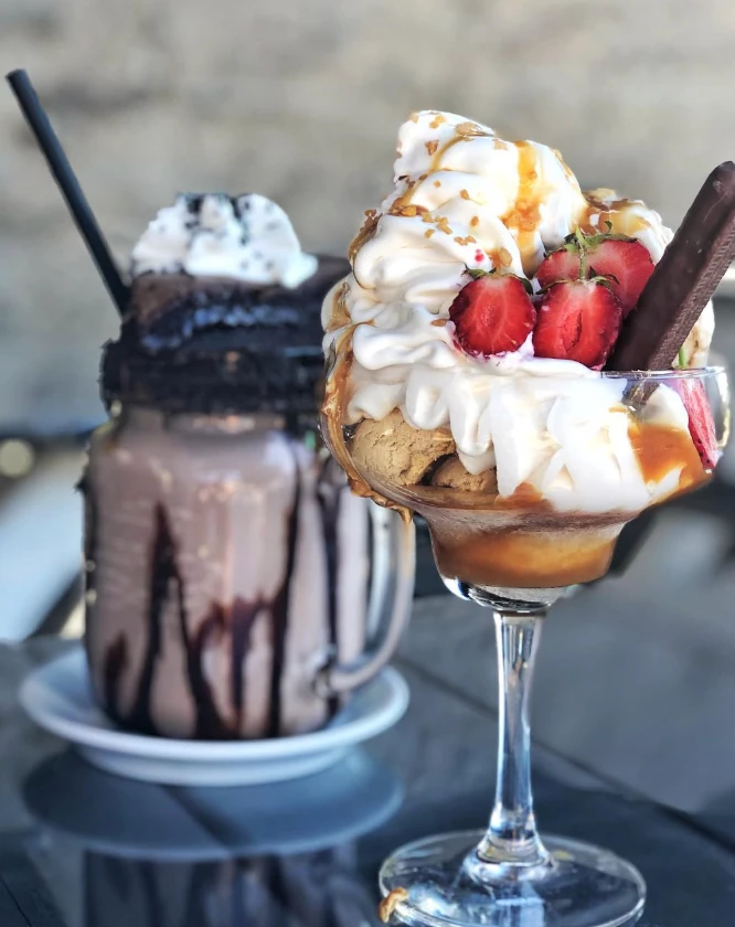 Två sundaes serverade utomhus