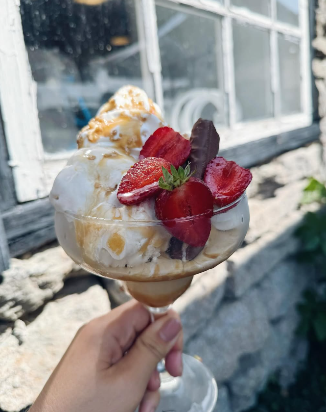 Sundae med jordgubbar mot kalkstensmur