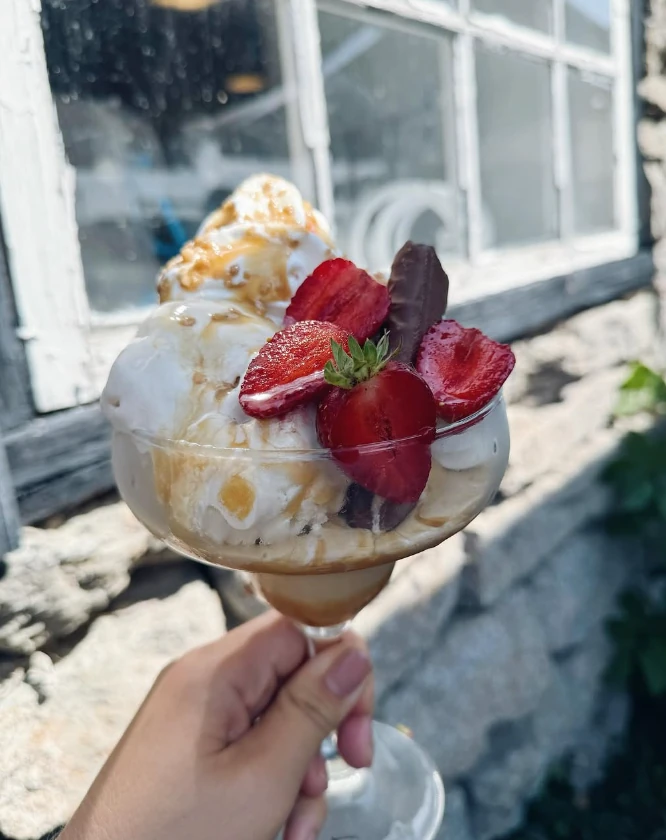 Sundae med jordgubbar mot kalkstensmur