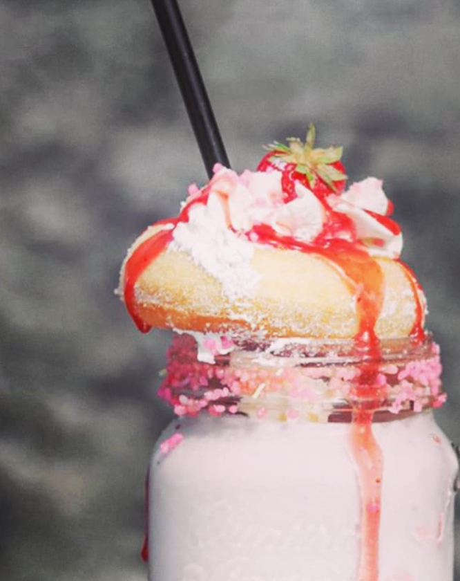 Jordgubbsmilkshake med donut och strössel