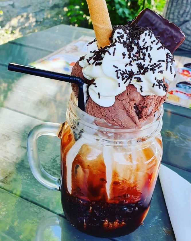 Chokladmilkshake med strössel i mason jar