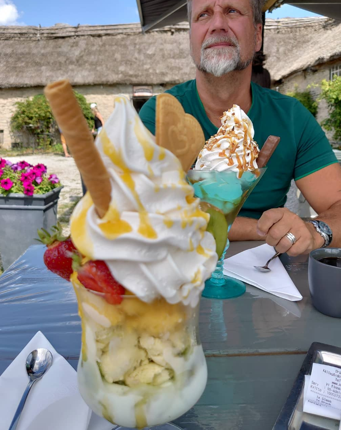 Stor sundae med våffla, jordgubbar och kolasås på Källa Glassgård
