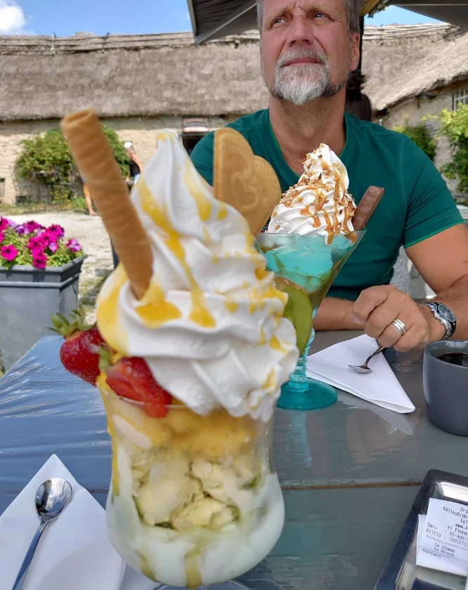 Stor sundae med våffla, jordgubbar och kolasås på Källa Glassgård