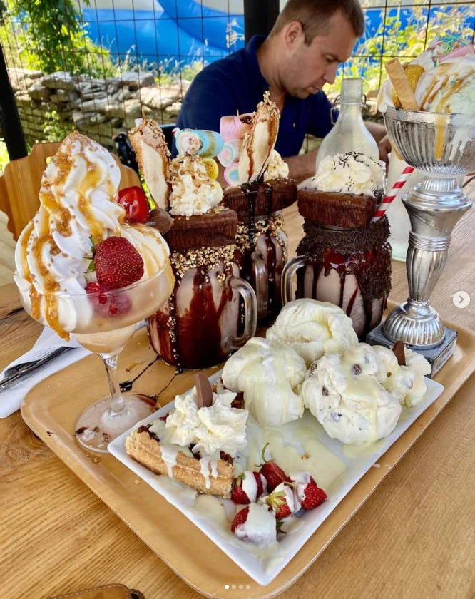 Stort glassbord med flera kreationer på Källa Glassgård