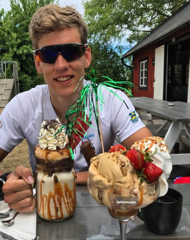 Gäster med två stora glasskreationer i solen