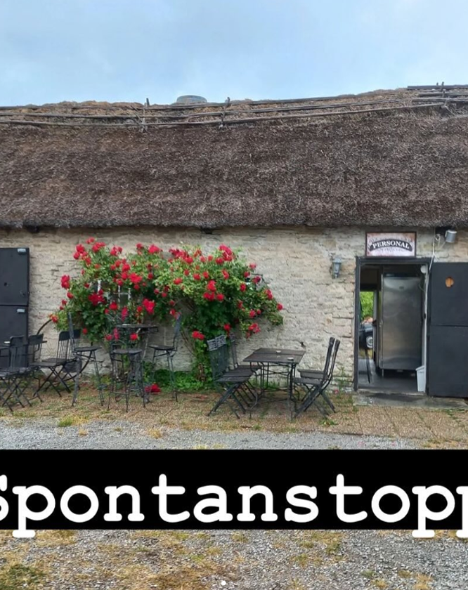 Spontanstopp vid Källa Glassgårds halmtaksbyggnad