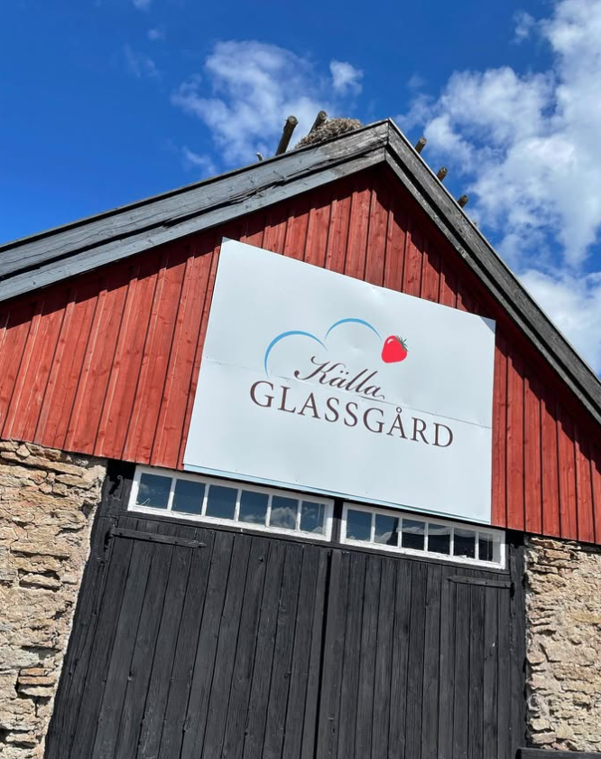 Källa Glassgårds skylt på den röda ladan