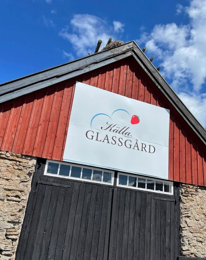 Källa Glassgårds skylt på den röda ladan