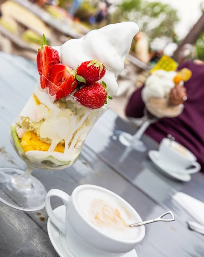 Sundae med jordgubbar och kaffe i parken